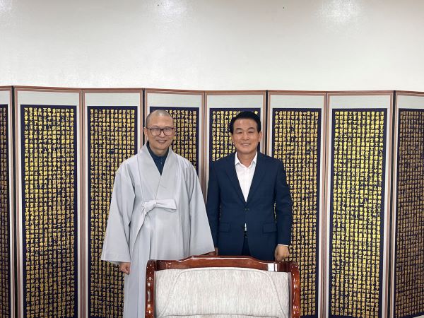 금강대학교 부총장 광도스님, 백성현 논산시장과 환담