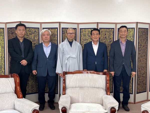금강대학교 부총장 광도스님, 백성현 논산시장과 환담